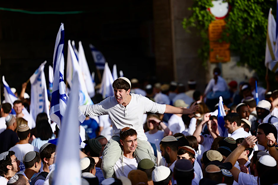 Zum Jerusalem-Tag ziehen nationalreligiöse Israelis beim „Flaggenmarsch“ durch die Jerusalemer Altstadt.