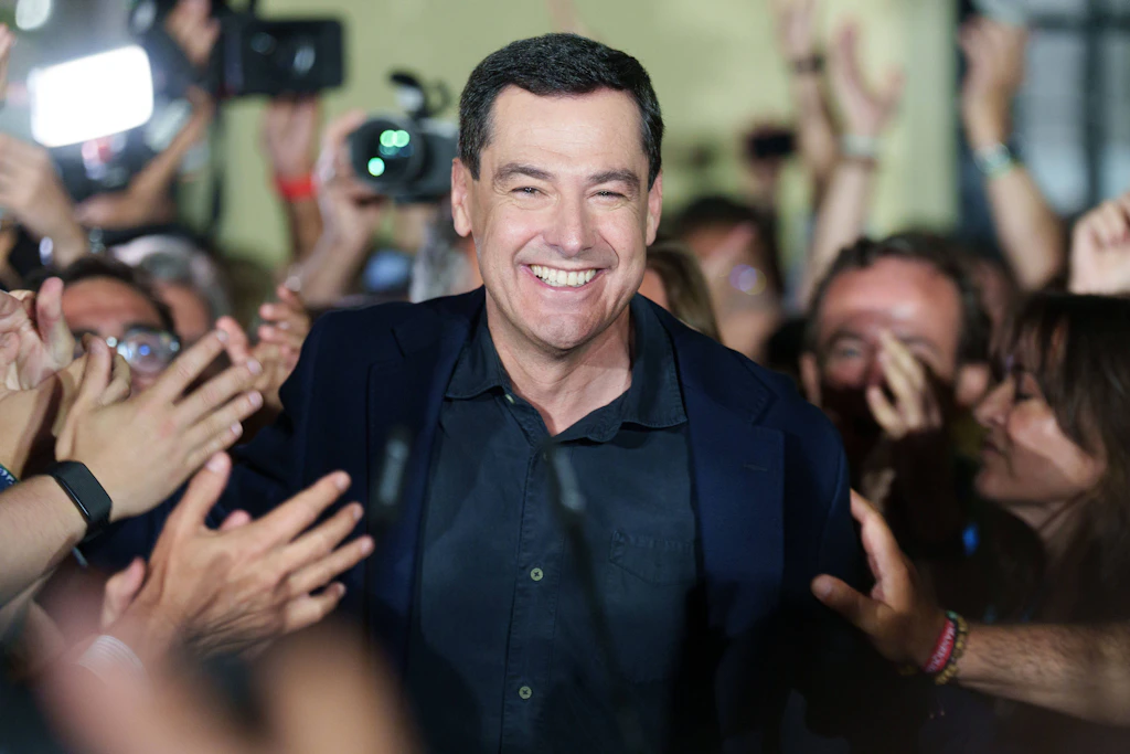 Andalusiens konservativer Regionalpräsident gewinnt erneut die meisten Stimmen, ist künftig aber auf Unterstützung aus der rechten Vox-Partei angewiesen.