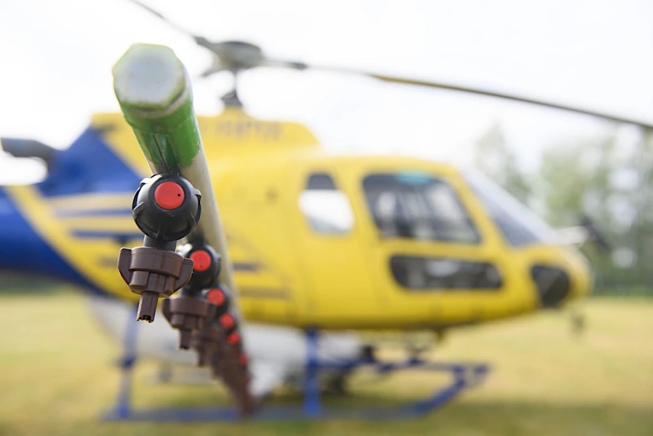 Mit Düsen sprüht der Hubschrauber ein Biozid auf vom Eichenprozessionsspinner befallene Gebiete.