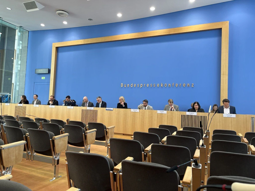 Bundesregierung im Ausweichmodus zu US-Biolabor, RKI-Handreichung und Bildungslücke