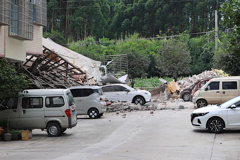 Ein beschädigtes Gebäude und Autos sind nach dem Erdbeben in Liuzhou zu sehen.
