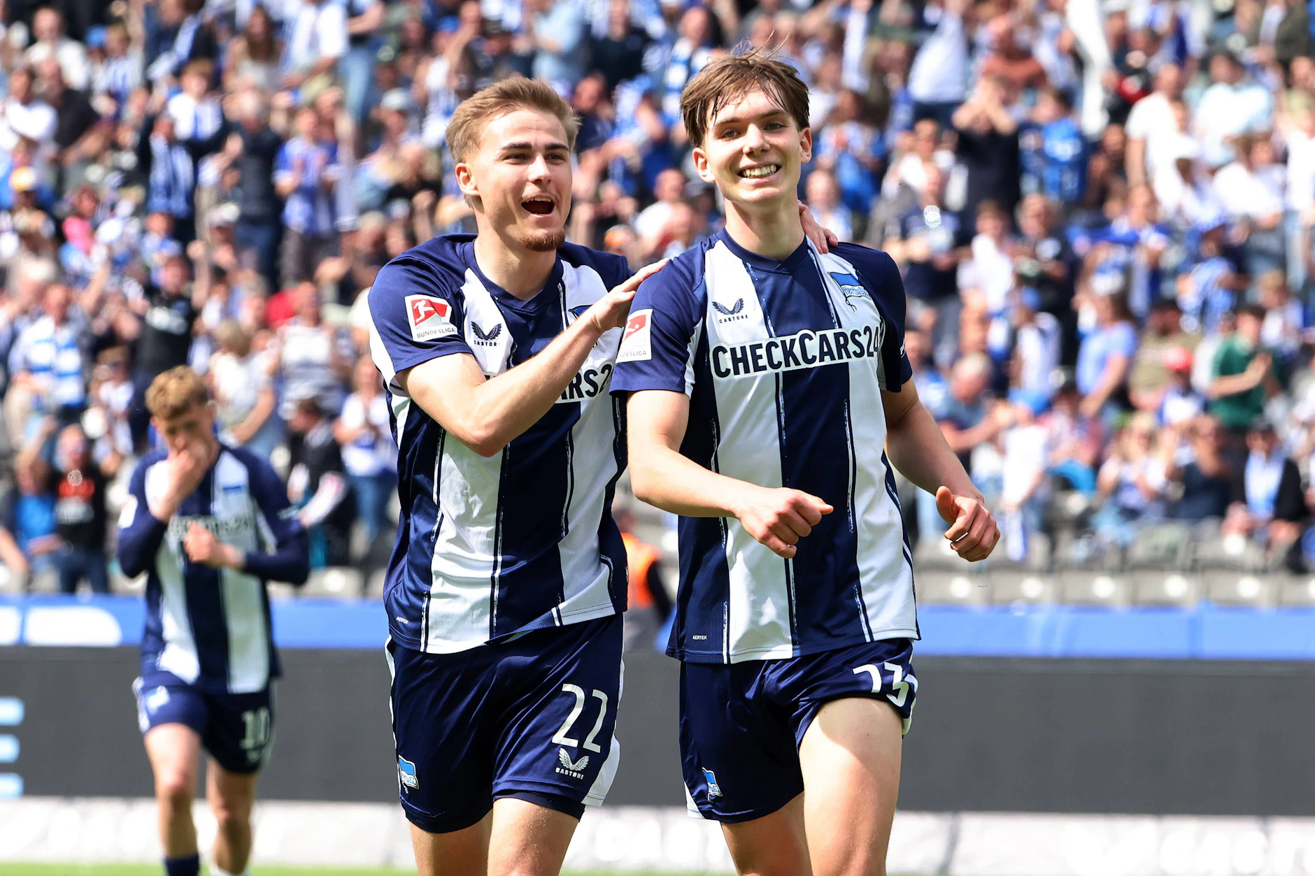 Kennet Eichhorn jubelt nach dem Tor zum 1:0 mit Marten Winkler beim 2:1-Heimsieg gegen Fürth. Doch nach dem 1:6 in Bielefeld ist ihm das Lachen vergangen.