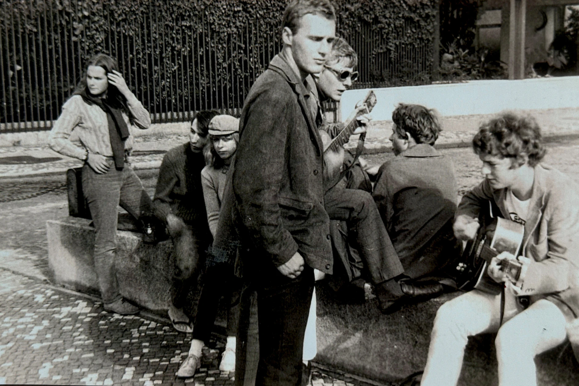 Nahe am Bahnhof Zoo rockt Wolfgang Niedecken (re.) mit seinen Schulkameraden um einen Kasten Bier. Das Foto aus dem Jahr 1968 hat der BAP-Gründer exklusiv für den KURIER herausgesucht.
