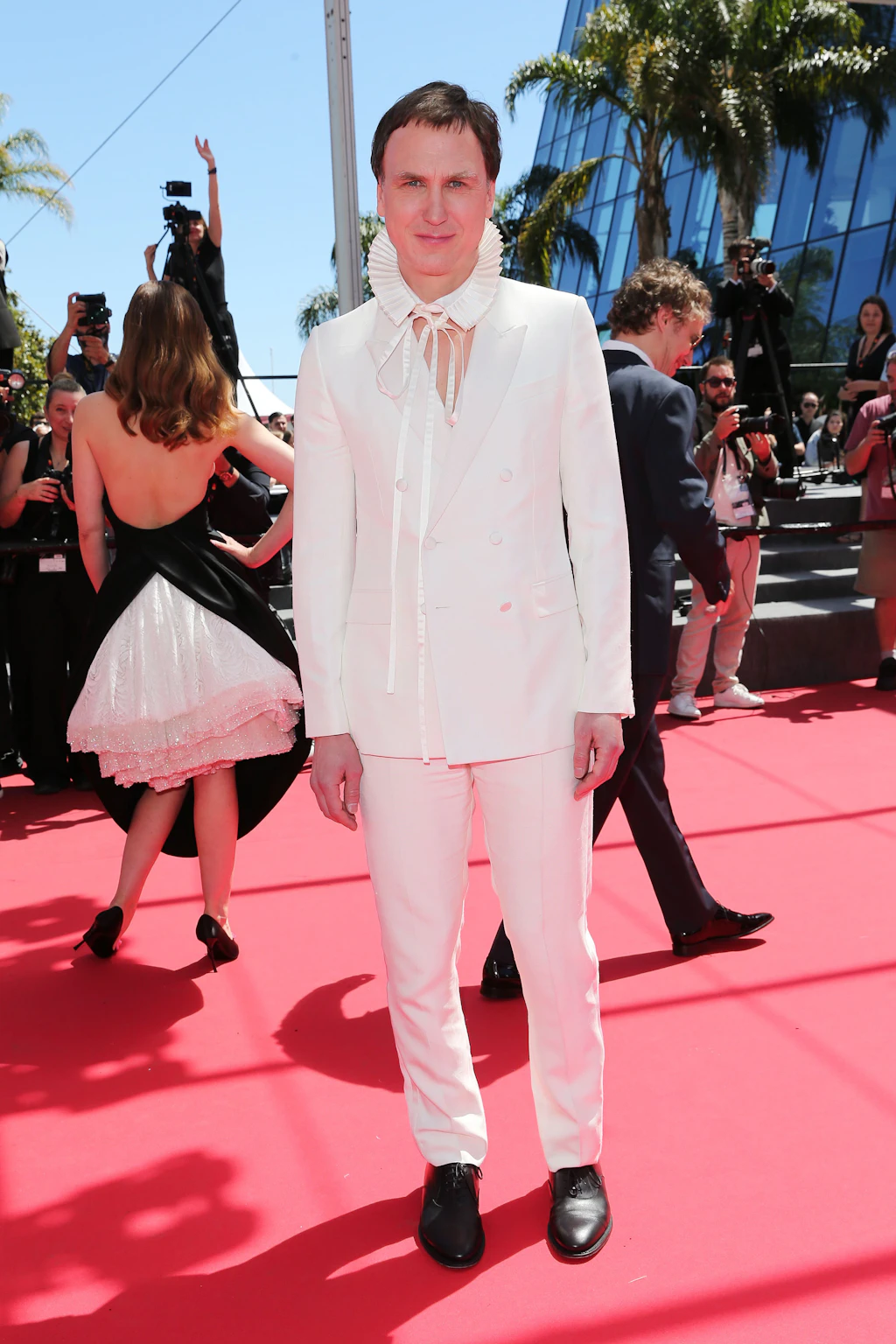 Mut zum Extravaganten: der Schauspieler Lars Eidinger auf dem roten Teppich in Cannes. Sein weißer Zweireiher wird durch ein Hemd mit barock anmutender Halskrause zum modischen Statement.