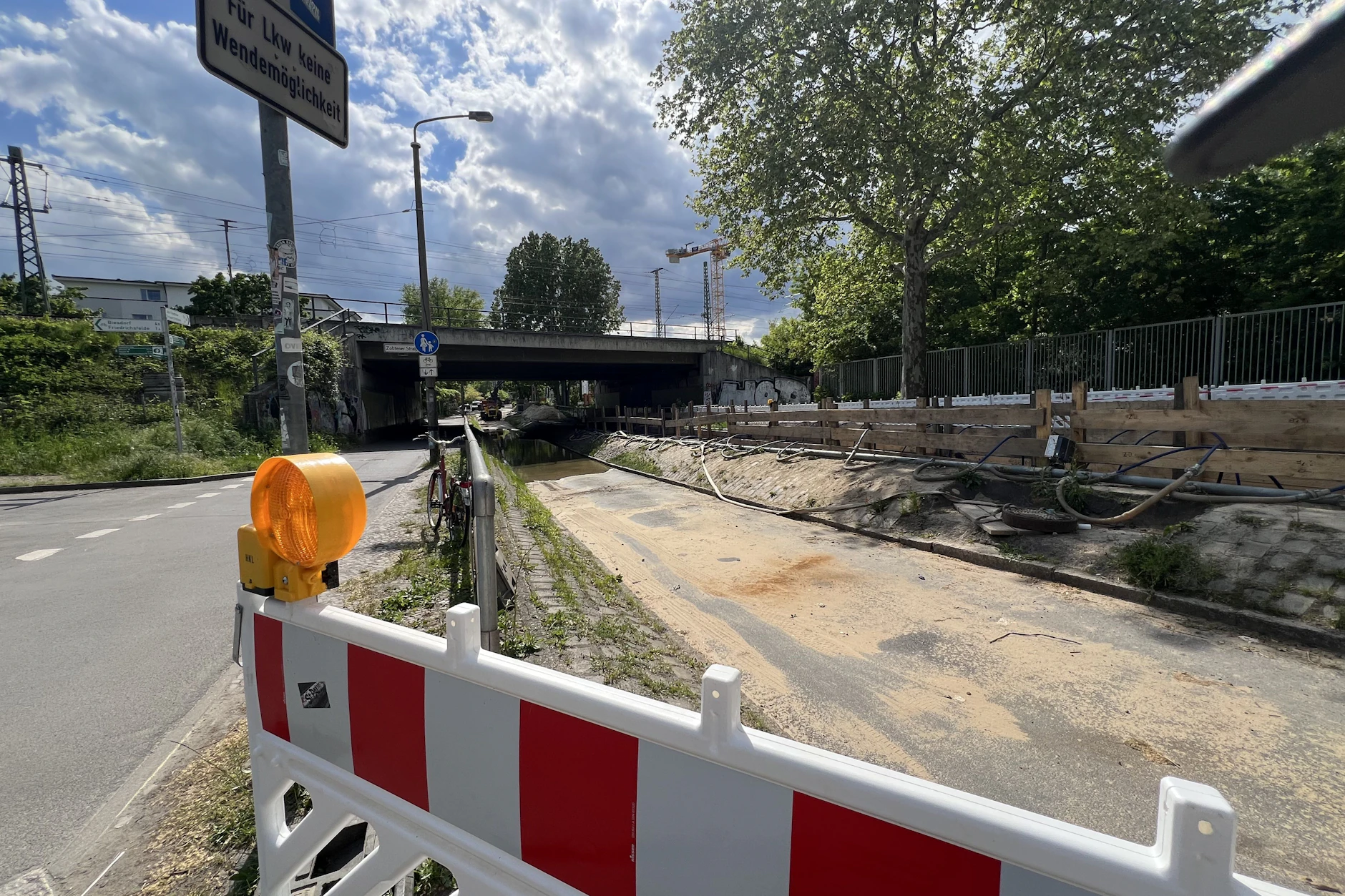An der Bahnunterführung deutet noch nichts darauf hin, dass der Autoverkehr bald wieder fließt.