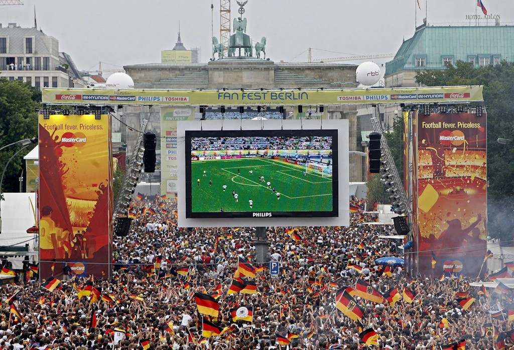 EM 2006: Vor 20 Jahren verfolgten zum ersten Mal Tausende Zuschauer die Spiele der Deutschen Nationalmannschaft vor dem Brandenburger Tor.