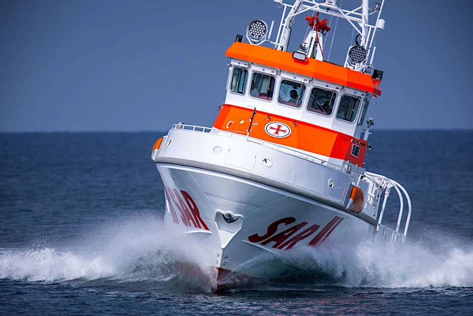 Trotz Einsatz von Seenotrettungskreuzern verstarb einer der beiden stark unterkühlten Männer später im Hafen.
