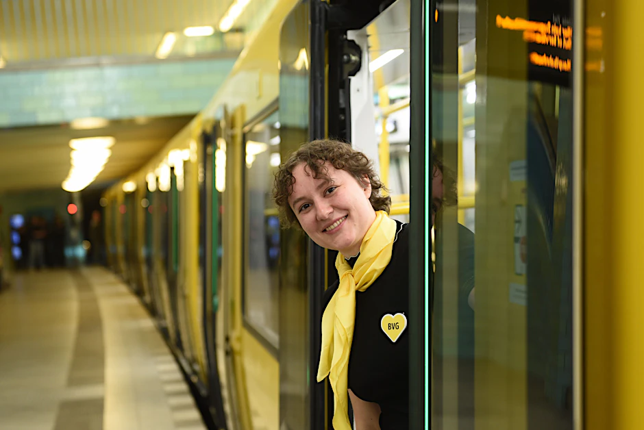 Einsteigen bitte: Die neue U-Bahn vor dem offiziellen Start im U-Bahnhof Alexanderplatz. Bis zu 36 Wagen sind täglich im Einsatz.