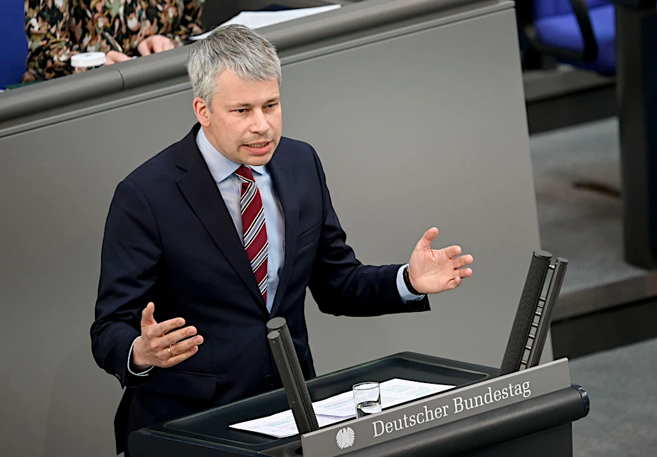 Steffen Bilger (CDU/CSU) signalisiert Zustimmung in der schwarz-roten Koalition über das Aussetzen der Diätenerhöhung.