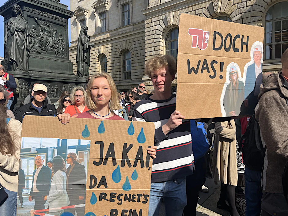 Studenten protestieren vor dem Abgeordnetenhaus Berlin.