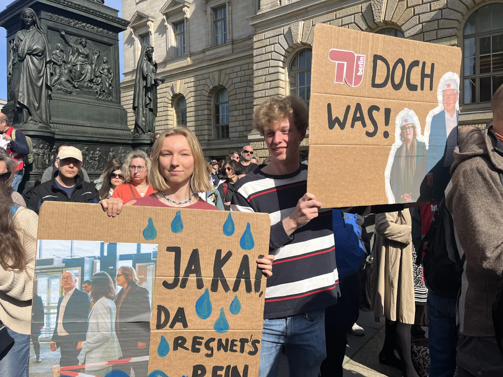 Studenten protestieren vor dem Abgeordnetenhaus Berlin.