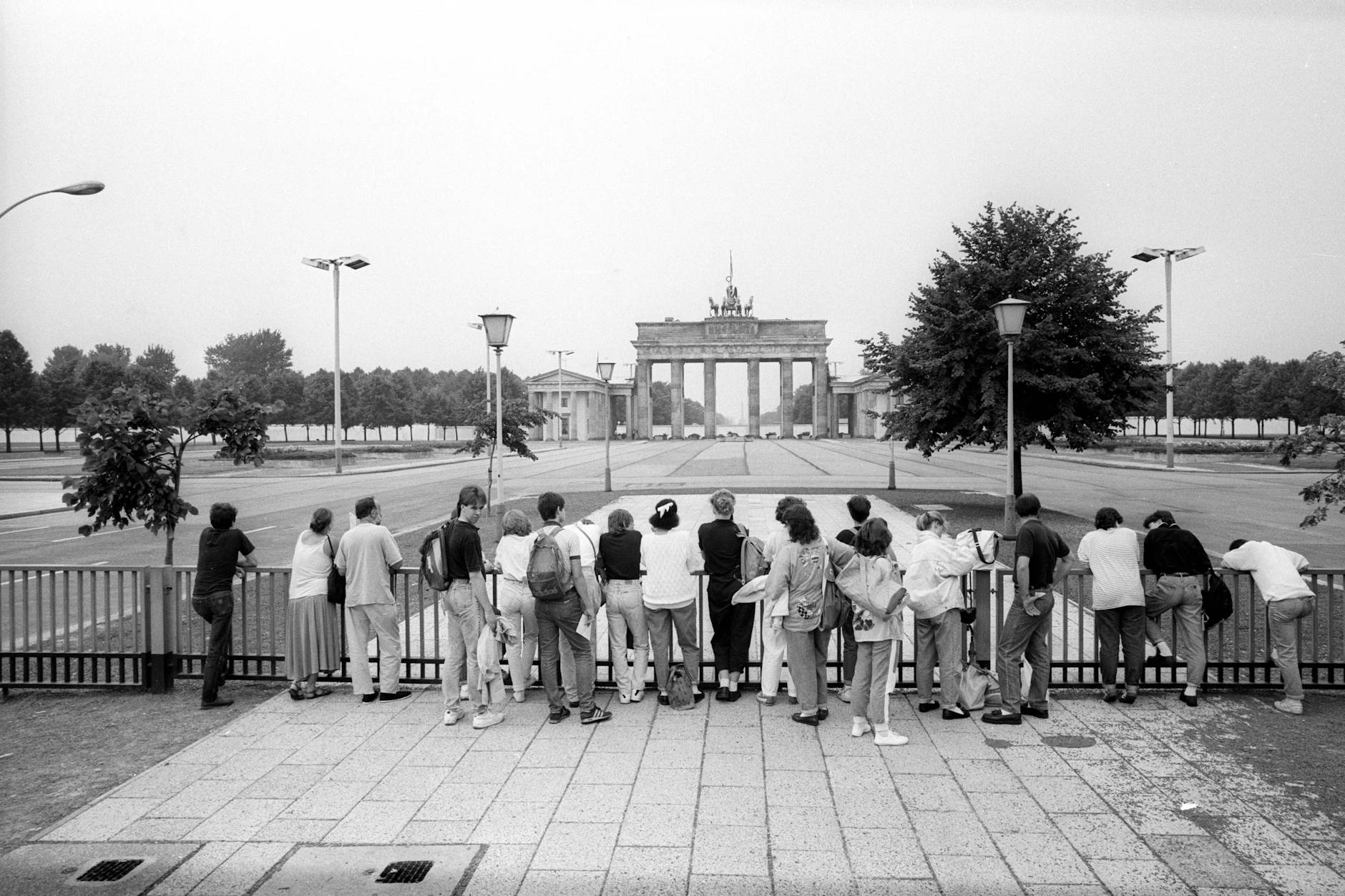 Die Absperrung am Brandenburger Tor zu DDR-Zeiten: Kurz hinter der damaligen sowjetischen Botschaft begann das Grenzgebiet, das nicht betreten werden durfte.
