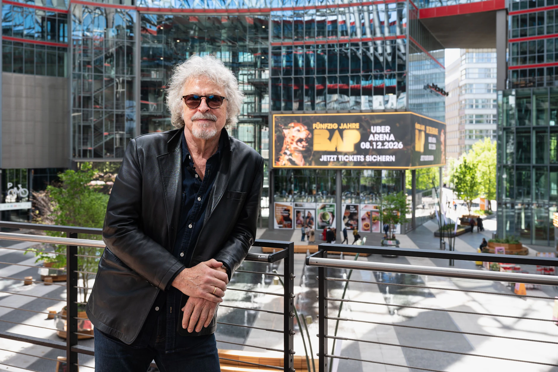 Wolfgang Niedecken im Sony-Center in Berlin. Knapp einen Kilometer entfernt befindet sich das Brandenburger Tor. Dort wäre der BAP-Chef 1984 beinahe verhaftet worden.