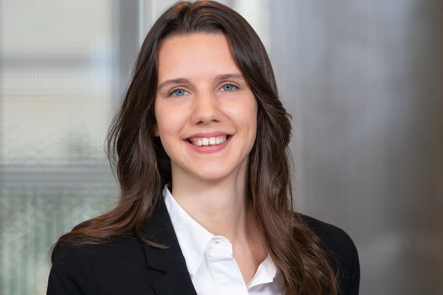 Lucy Czachowski ist Bereichsleiterin für KI &amp; Cloud Resilienz und Infrastruktur bei Bitkom.