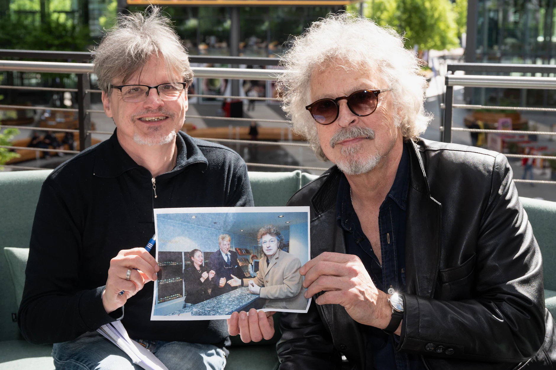 KURIER-Redakteur Norbert Koch-Klaucke zeigt Wolfgang Niedecken ein Archiv-Foto, das beim BAP-Chef Erinnerungen an die DDR weckt.