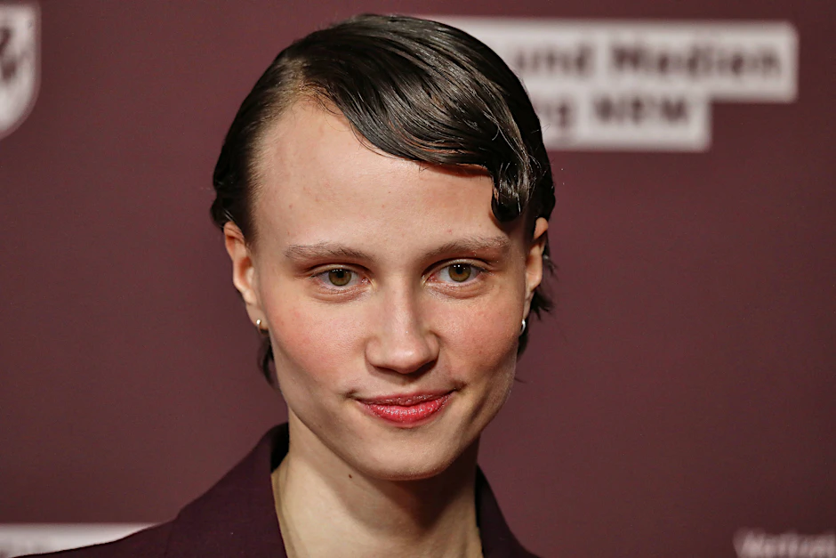 Die Junge Frau Mit Dem Ernsten Blick Schauspielerin Luna Jordan Mit 25 die-junge-frau-mit-dem-ernsten-blick-schauspielerin-luna-jordan-mit-25