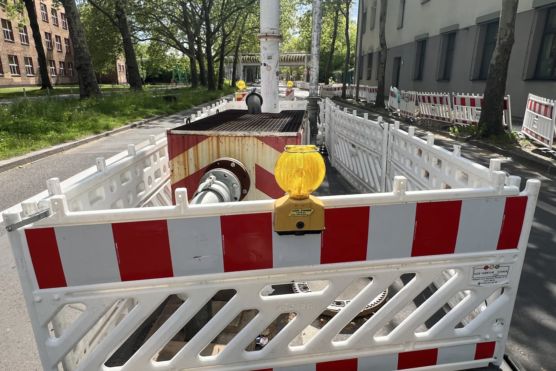 Selbst hier, auf Höhe des Polizei-Abschnitts 34, ist das Rauschen des Wassers deutlich zu hören.