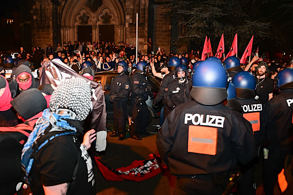 Beim diesjährigen 1. Mai in Berlin: Polizeibeamte geraten mit Teilnehmern einer Demonstration aneinander.