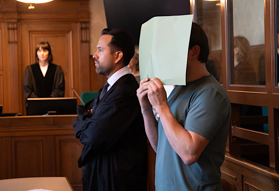 Beste Freundin auf Wunsch erwürgt: Berliner zu fast drei Jahren Haft verurteilt