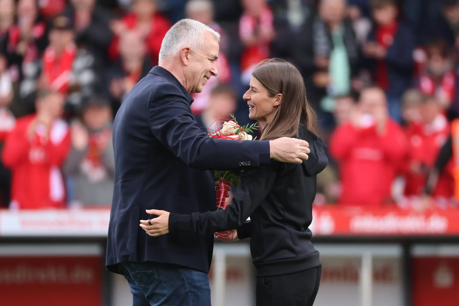 Präsident Dirk Zingler hat sich am letzten Spieltag bei Trainerin Marie-Louise Eta für ihre erfolgreiche Arbeit mit dem Männerteam des 1. FC Union Berlin bedankt.