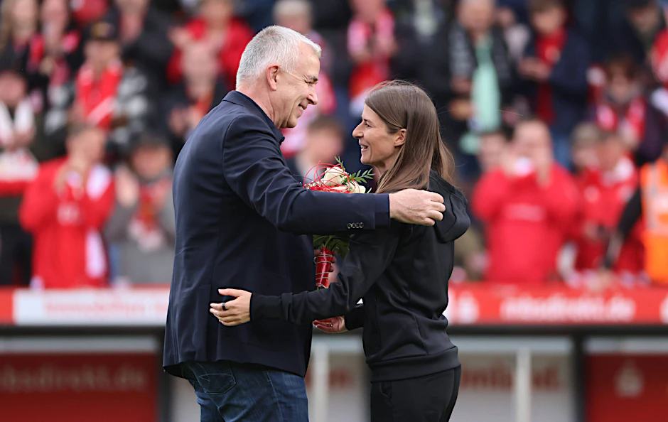 Präsident Dirk Zingler hat sich am letzten Spieltag bei Trainerin Marie-Louise Eta für ihre erfolgreiche Arbeit mit dem Männerteam des 1. FC Union Berlin bedankt.