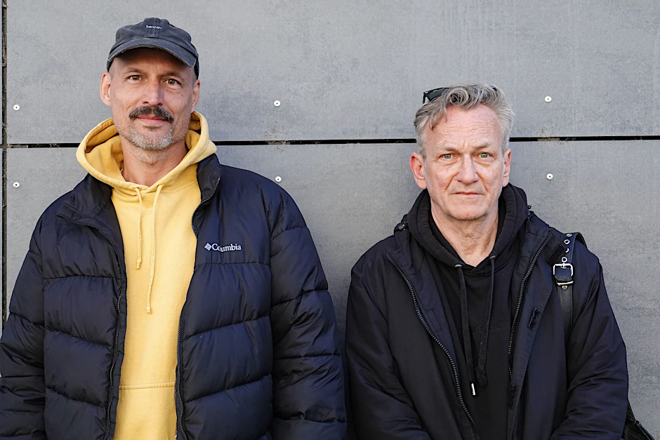 Autor Kevin Rittberger (l.) und Regisseur Sebastian Nübling inszenieren das Theaterstück „Wunde Stadt“ am Theater Magdeburg.