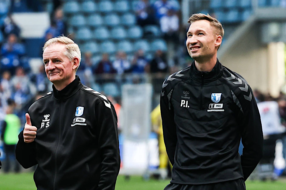 Vertrag verlängert: Coach Petrik Sander (l.) und Trainerkollege Pascal Ibold freuen sich auf die weitere Zusammenarbeit mit den FCM-Profis.