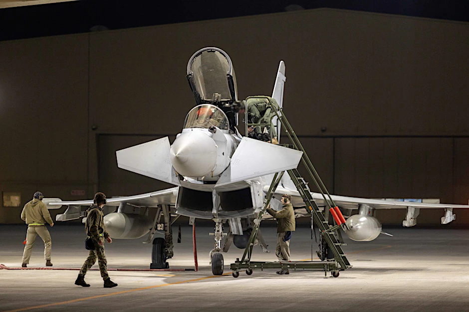 RAF-Typhoons landen auf Luftwaffenstützpunkt Dukhan in Katar.