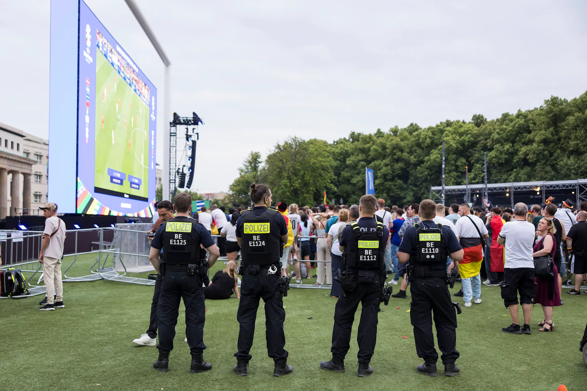 Viel Alkohol und noch mehr Emotionen. Für die Berliner Polizei bedeuten Public-Viewing-Angebote viel Arbeit. (Archivbild)