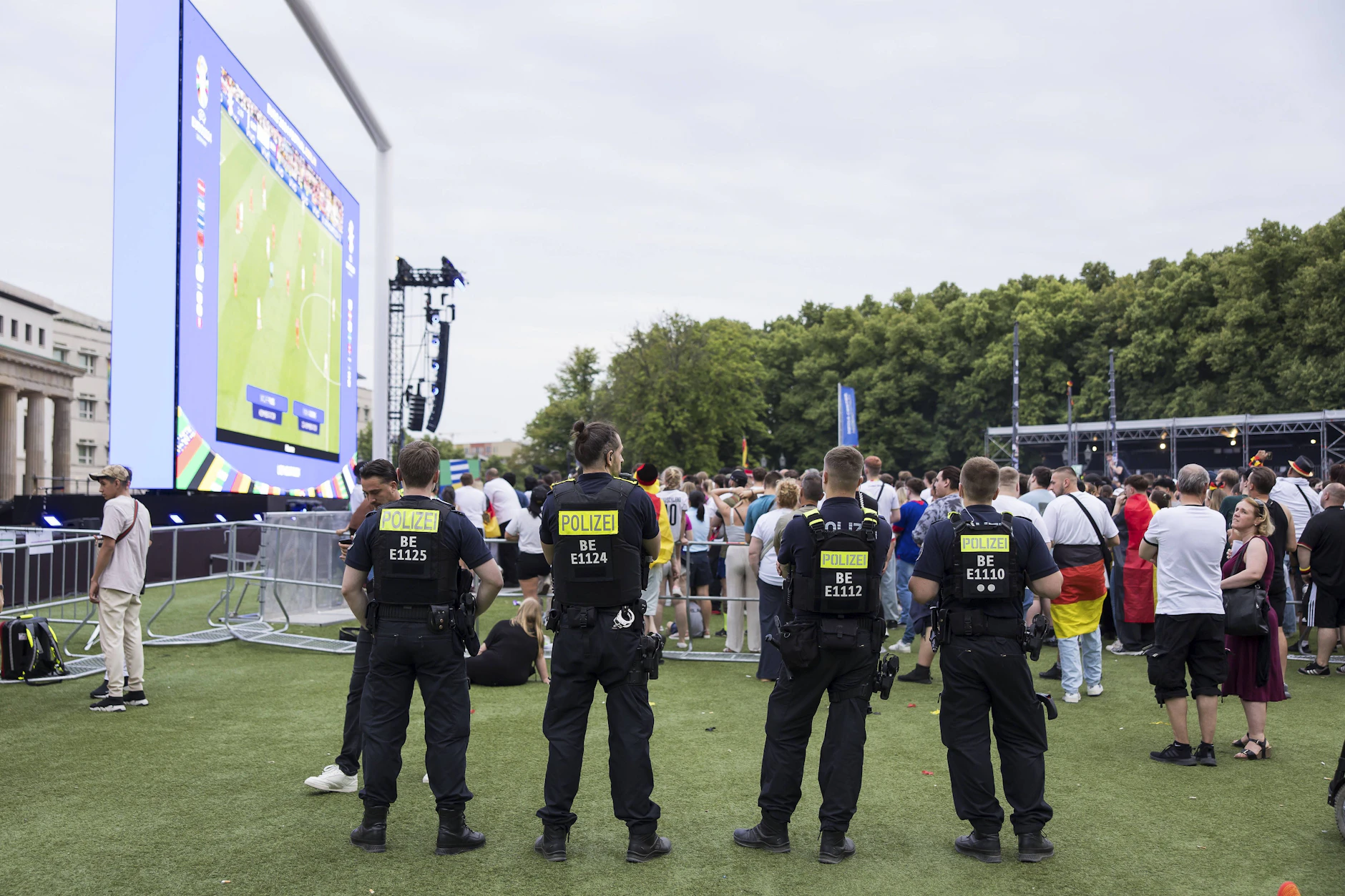 Viel Alkohol und noch mehr Emotionen. Für die Berliner Polizei bedeuten Public-Viewing-Angebote viel Arbeit. (Archivbild)