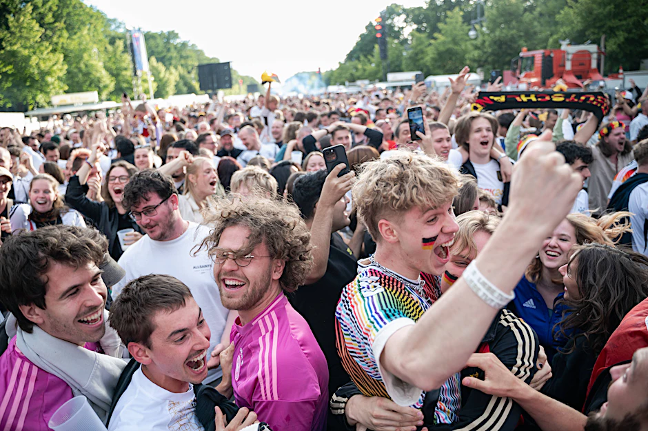 Archivbild von der EM 2024: So wird es dieses Jahr nicht zur WM am Brandenburger Tor aussehen.