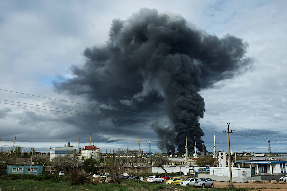 Nach einem Drohnenangriff steigt Rauch über einem Öldepot in Sewastopol auf. Die Ukraine greift zunehmend Energieziele an.