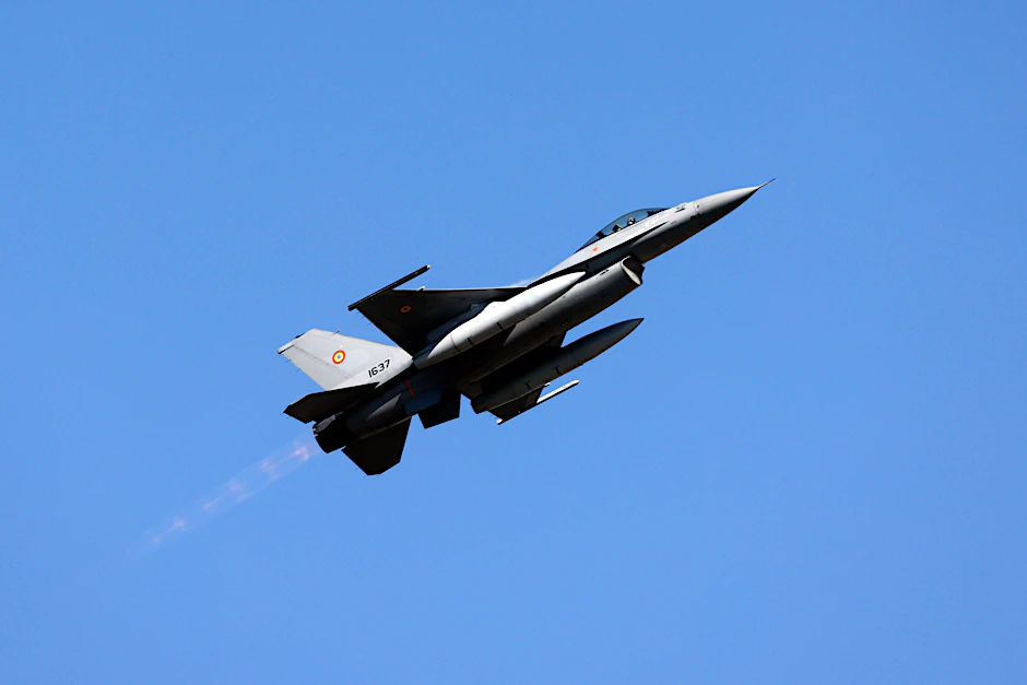 Eine rumänische F-16 bei einer Flugshow in Bukarest.