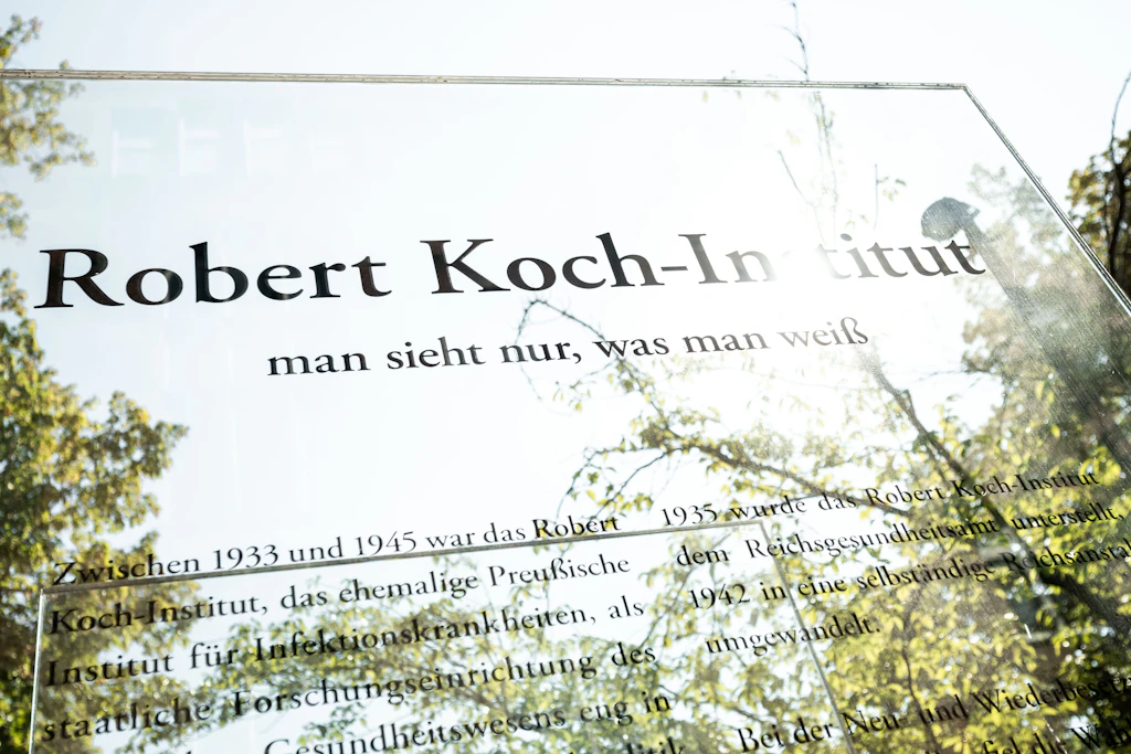 Sechs Wochen Quarantäne: BMG-Sprecherin bleibt Antworten zur Evidenz schuldig