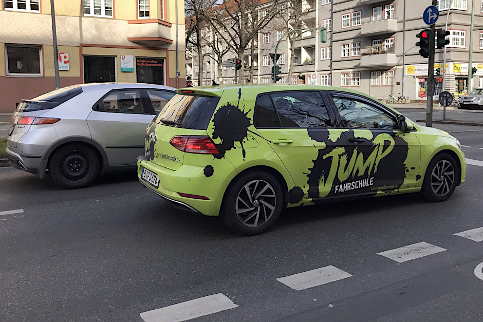 Hunderte Fahrschüler fühlen sich von den Fahrschulen Jump und Orange im Stich gelassen. Was steckt hinter ihrem Verschwinden?