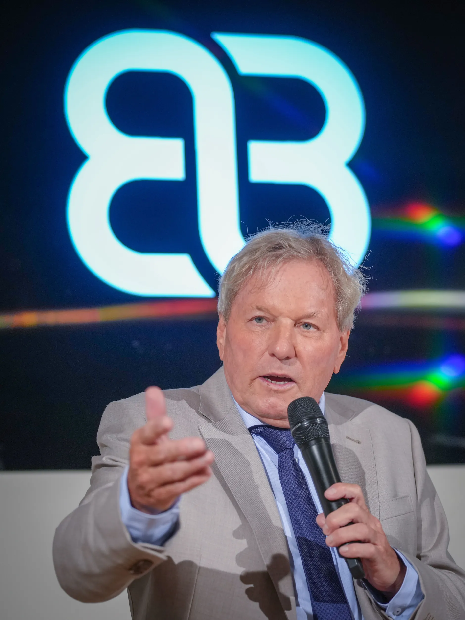 Bernhard Brink bei seiner Erklärung zur Abschiedstour im Tennisclub.