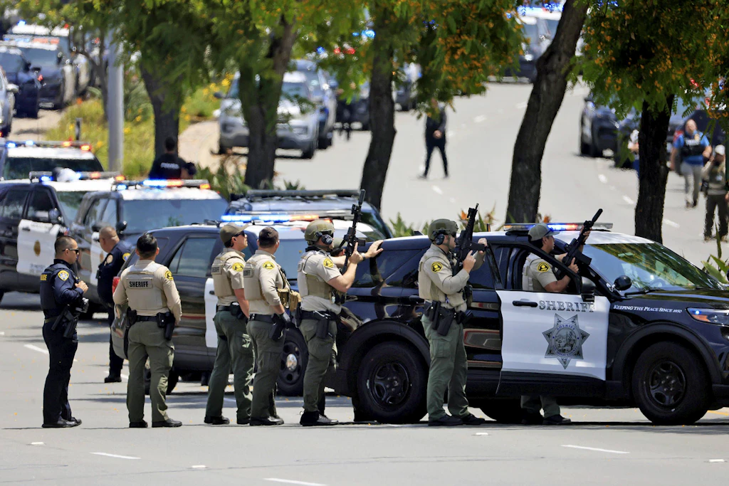 Polizisten sichern das Gelände rund um das Islamische Zentrum in San Diego nach der tödlichen Schießerei.