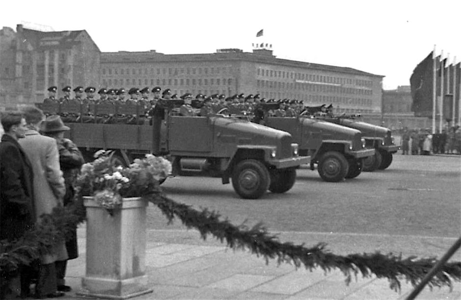 1. Mai 1956: Erste Parade der am 1. März 1956 gegründeten NVA auf dem Marx-Engels-Platz. Oben im Hintergrund das ZK-Gebäude, heute Auswärtiges Amt.