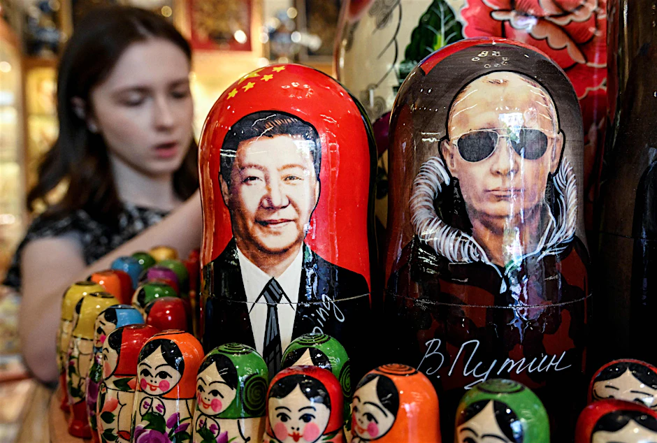 Russischer Blick auf eine ungleiche Beziehung: ineinander schachtelbare russische Holzpuppen, sogenannte Matrjoschkas, mit den Konterfeis der Präsidenten Wladimir Putin (r.) und Xi Jinping