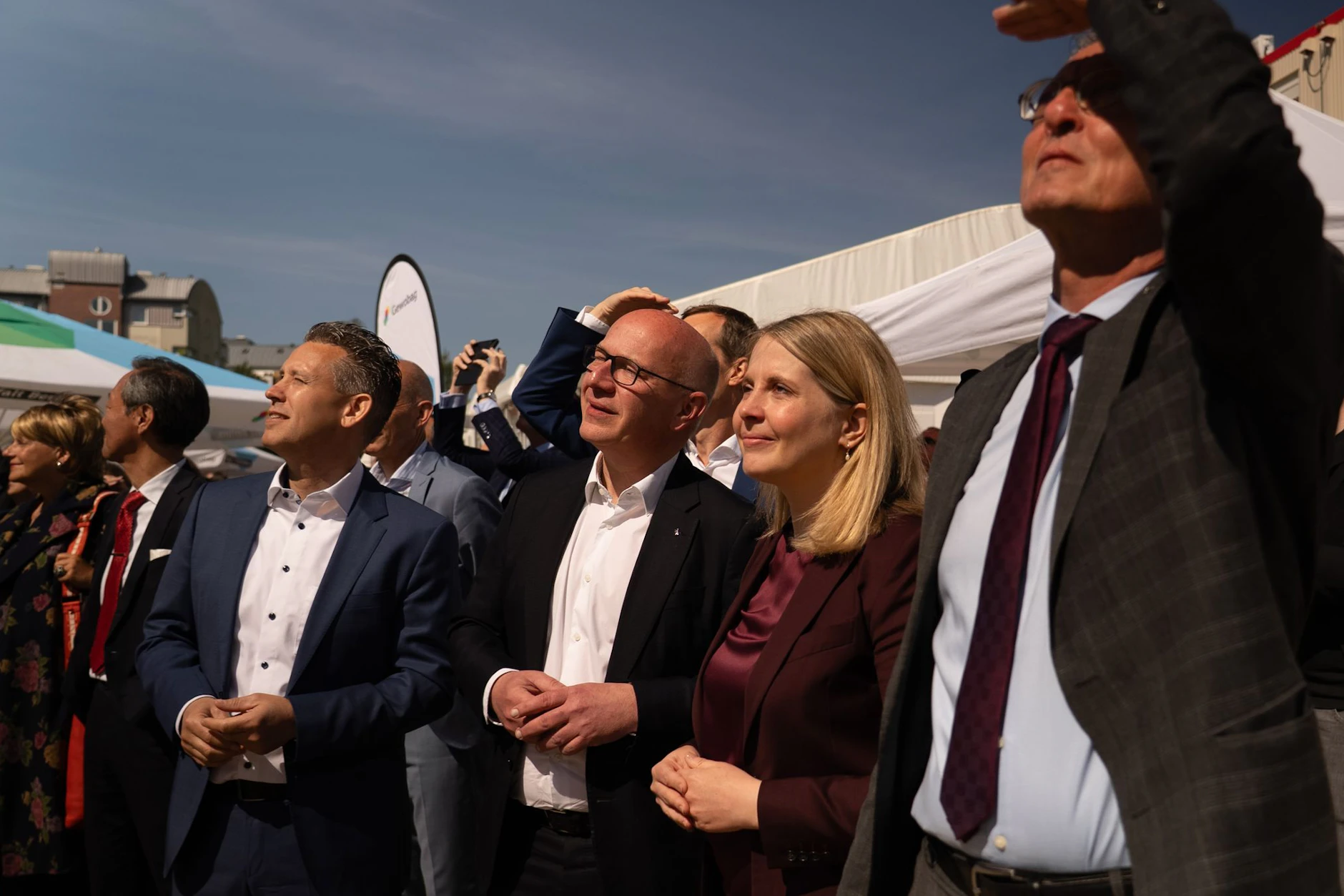 Beim Stapelfest waren auch prominente Gäste vor Ort, darunter Bundesbauministerin Verena Hubertz und Berlins Regierender Bürgermeister Kai Wegner.
