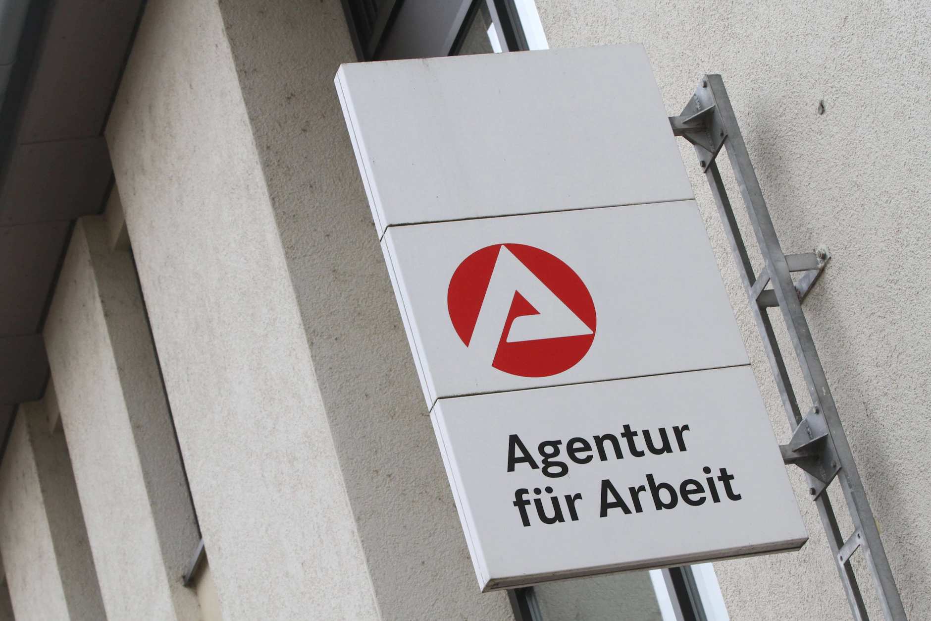 Die Agentur für Arbeit in Güstrow, Landkreis Rostock. Man hat Lena große Teile ihres Bürgergelds gestrichen.