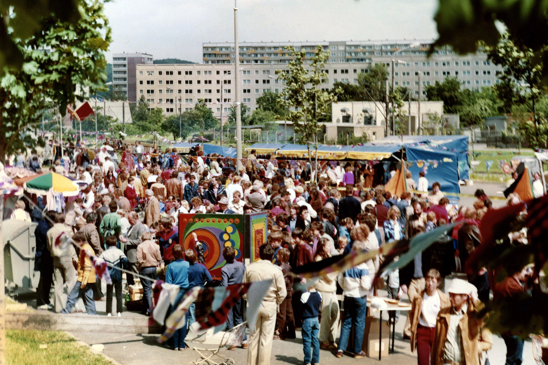 Kinder bei einem Spiel bei einer Feier zum Kindertag im Neubaugebiet Leipzig-Grünau im Juni 1987