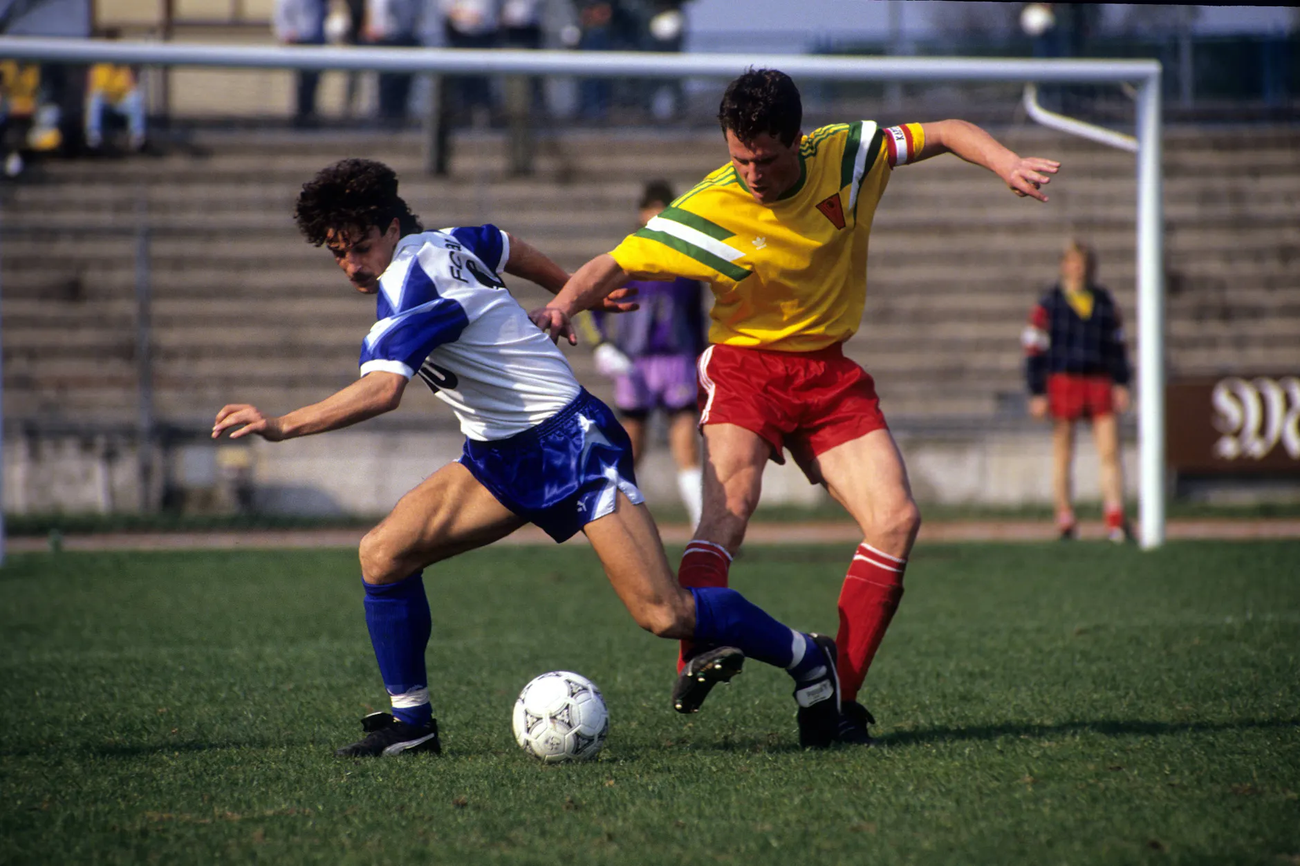 Victoria Frankfurt mit Lothar Hause (rechts gegen Hansas Florian Weichert) gehört zu den großen Verlierern der Saison 1990/91. Die Brandenburger wurden Letzter.