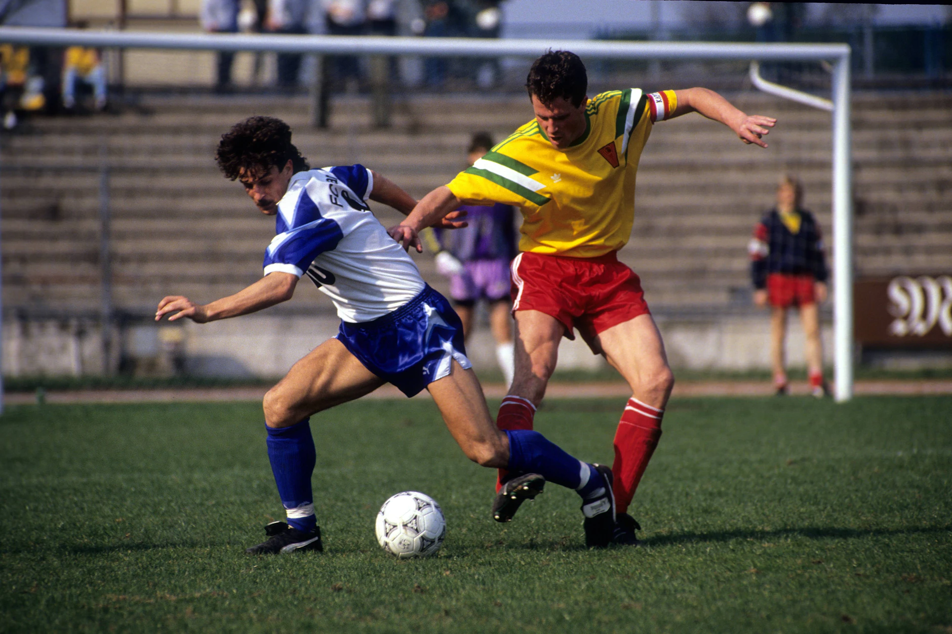 Victoria Frankfurt mit Lothar Hause (rechts gegen Hansas Florian Weichert) gehört zu den großen Verlierern der Saison 1990/91. Die Brandenburger wurden Letzter.