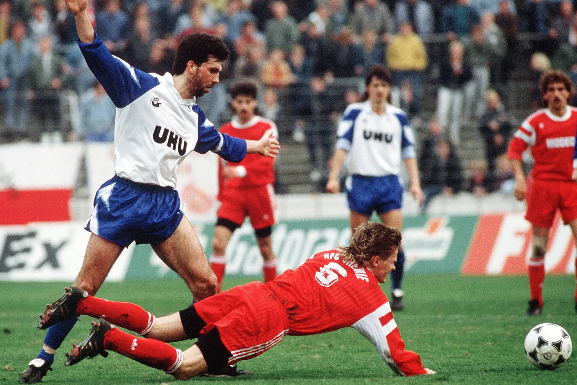 Juri Schlünz (l.) im Frühjahr 1991 beim Spiel in Halle. Der Rostocker gehörte 1990/91 zu den überragenden Akteuren der Liga.