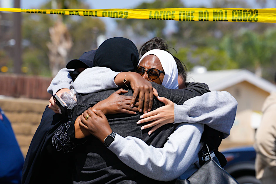 Menschen umarmen sich nahe des Islamischen Zentrums in San Diego nach dem tödlichen Angriff auf die Moschee.