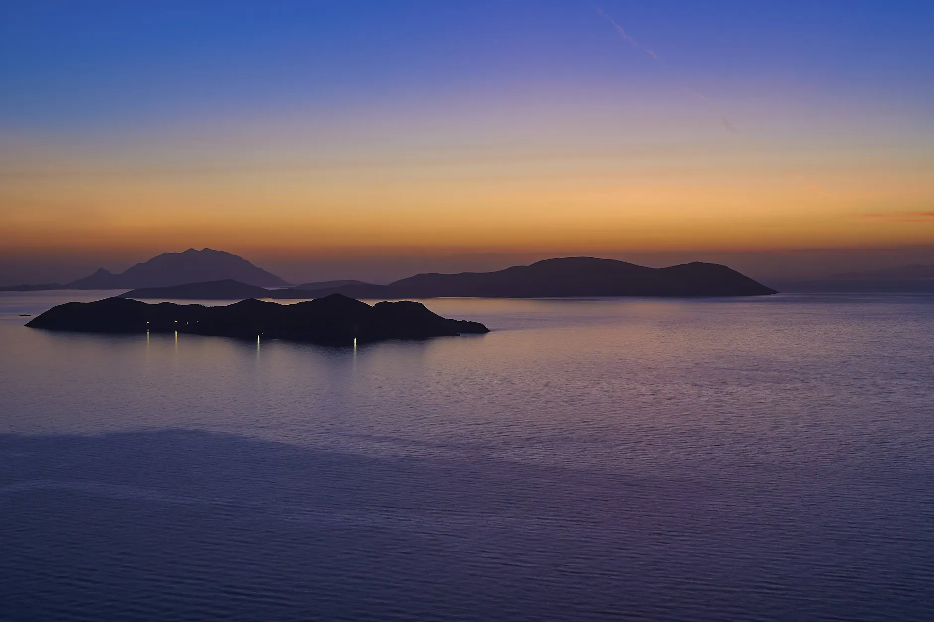 Die Echinaden im Ionischen Meer bei Sonnenuntergang.