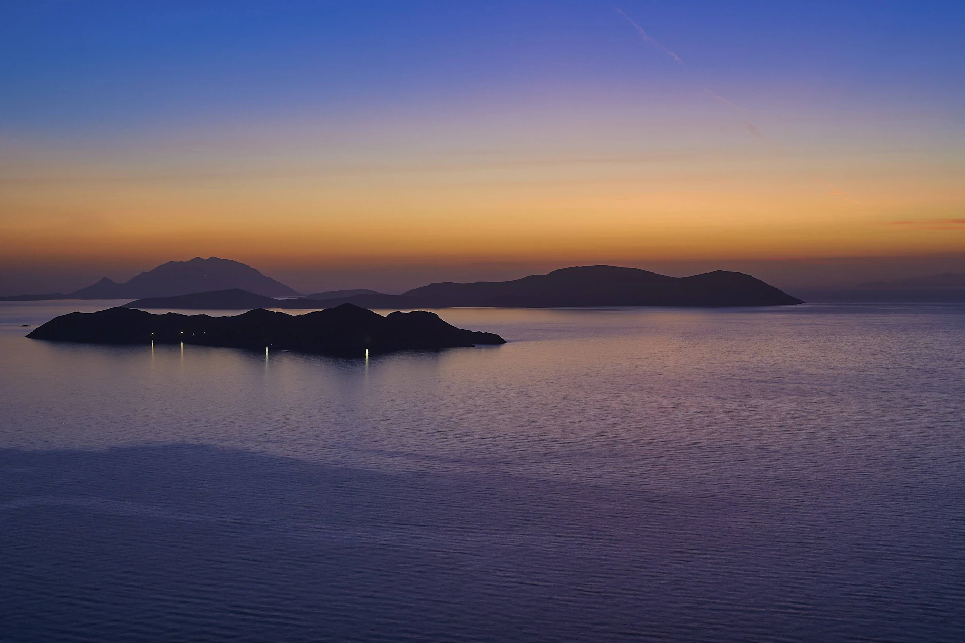 Die Echinaden im Ionischen Meer bei Sonnenuntergang.