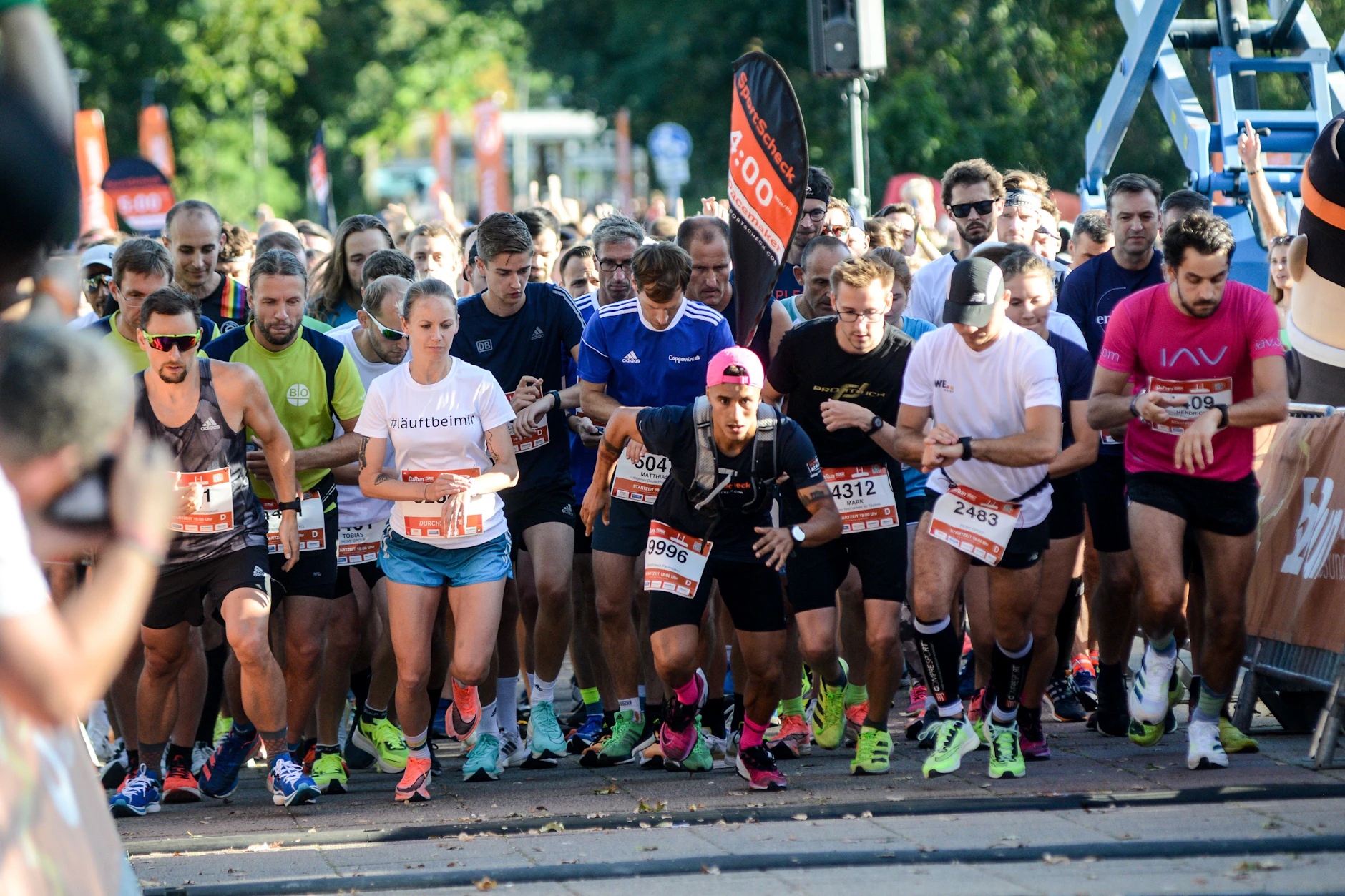Die Läufer am Start: Diesmal findet der Berliner Firmenlauf rund um die Straße des 17. Juni statt
