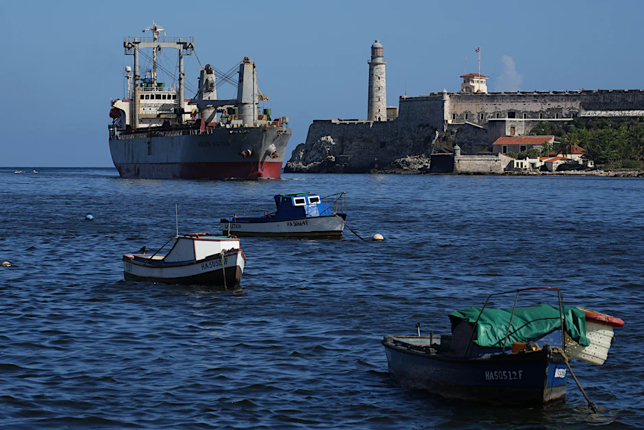Das Frachtschiff Asian Katra kommt in der Bucht von Havanna an.